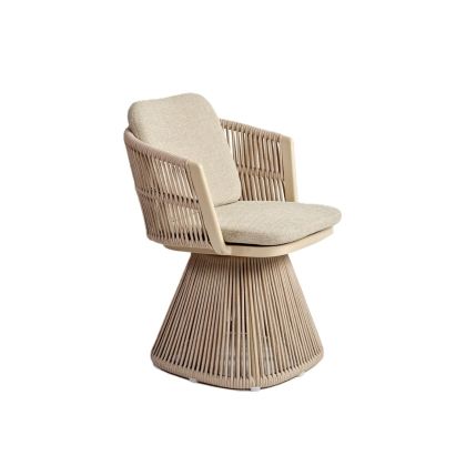 Sillón nórdico trenzado en cuerda y cojínes color arena.