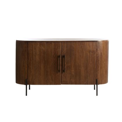Aparador mid-century en madera marrón oscuro, patas y tiradores de metal negro.