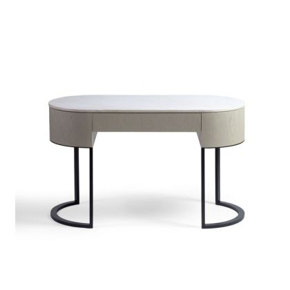 Consola ovalada de diseño moderno en madera grisácea, con sobre de piedra blanca y base de metal negro.