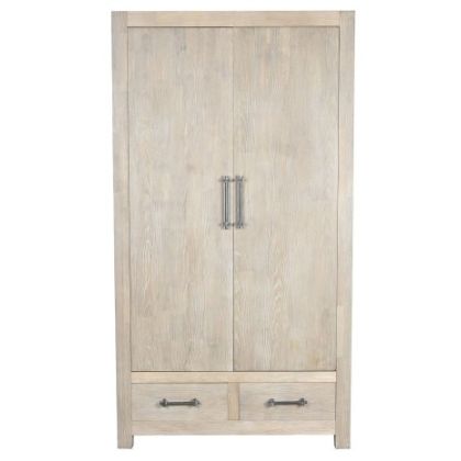 Armario nórdico de madera de hevea natural.