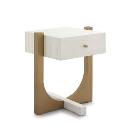 Mesita de noche art decó de madera blanca con estructura en forma de u y tirador en metal dorado.