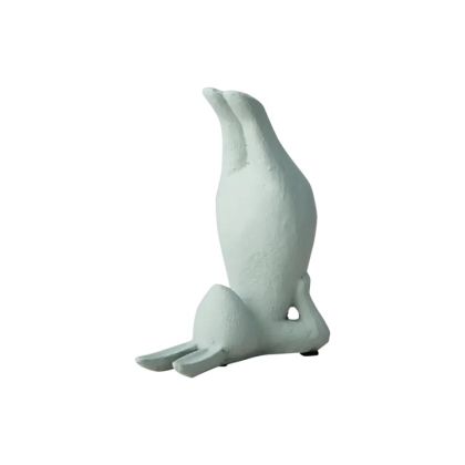 Figura de conejo nórdica haciendo yoga en poliresina verde.