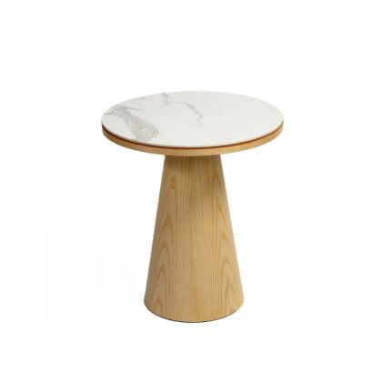 Mesa auxiliar nórdica redonda en madera de fresno natural y sobre de cerámica blanca.