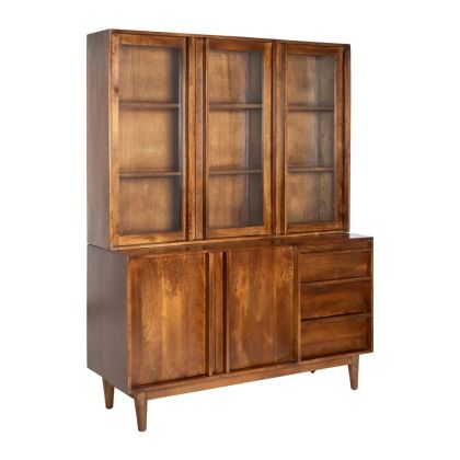 Vitrina nórdica en madera de mango marrón con puertas de vidrio.