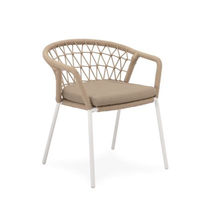 Silla de exterior étnica en acero galvanizado blanco, cuerda y cojín en tejido beige.