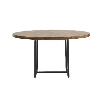Mesa de comedor industrial moderna con sobre de madera de mango marrón y patas de metal negro.