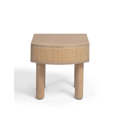 Mesita de noche nórdica en madera de roble y frontal de ratán natural.