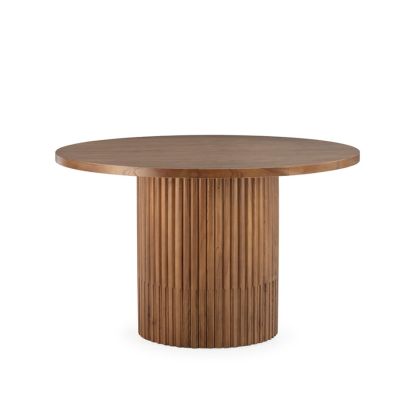 Mesa de comedor nórdica moderna en madera de cedro tono arena.