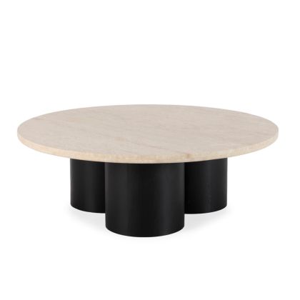 Mesa de centro de diseño moderno con sobre de mármol travertino crema y patas en chapa de roble en negro.