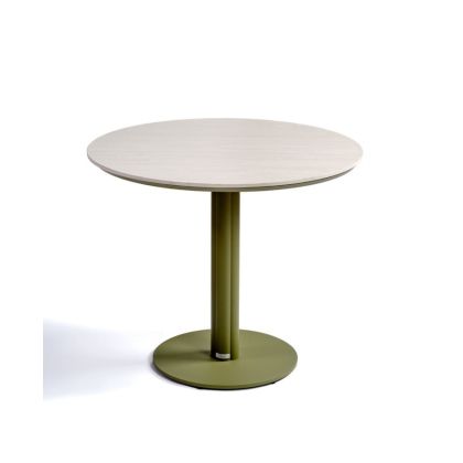 Mesa de comedor exterior moderna en cerámica blanca y base metálica verde.