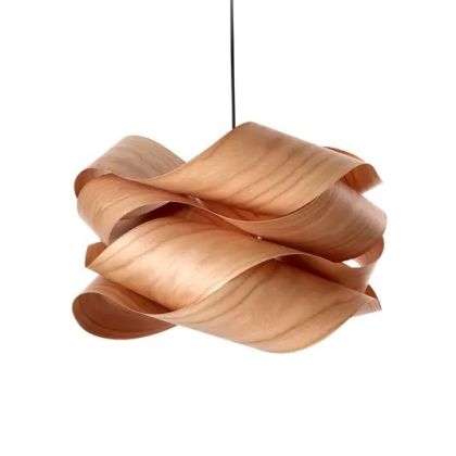 Lámpara de Techo dispone de una pantalla de singular forma, fabricada en Madera de color Natural.

