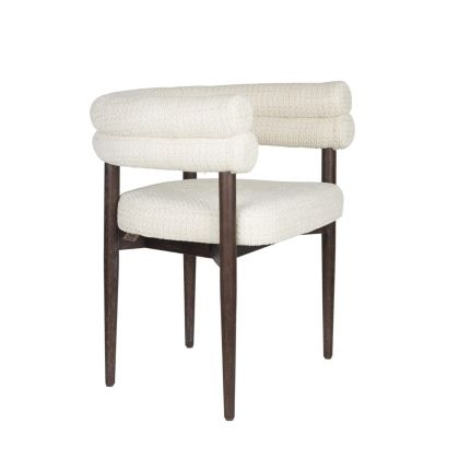 Silla envolvente vintage industrial en madera de caucho tapizado en tela blanca.