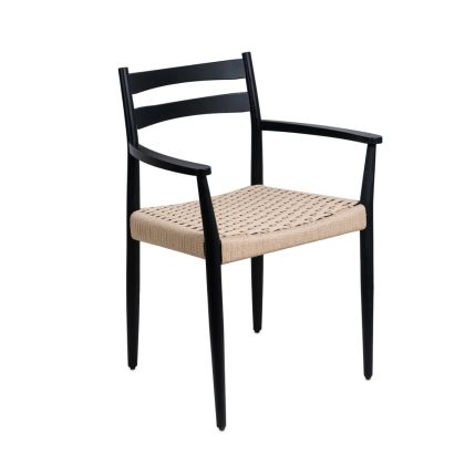 Silla nórdica en madera de roble negro con asiento de cuerda beige.