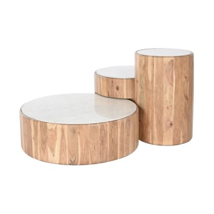 Set de 3 mesas de centro nórdica moderna en madera de acacia natural con sobre de mármol blanco.