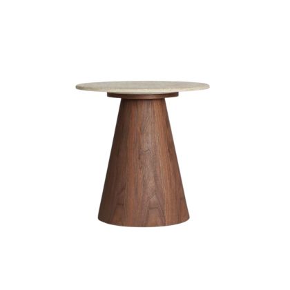 Mesa auxiliar en madera nogal y sobre de mármol sintético beige.