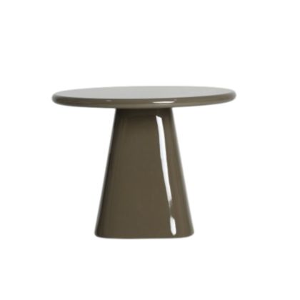 Mesa auxiliar en madera verde brillante.