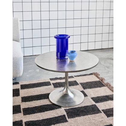 Mesa auxiliar en aluminio plateado.