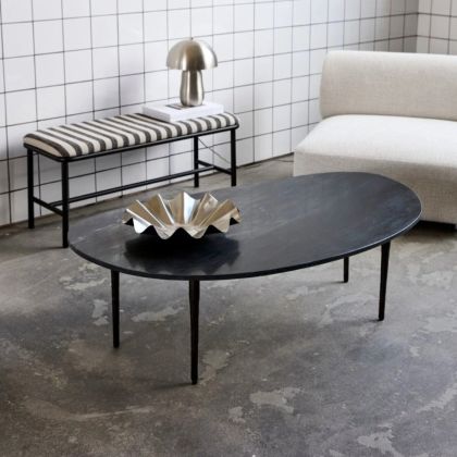 Mesa de centro con sobre de mármol negro y patas de hierro.