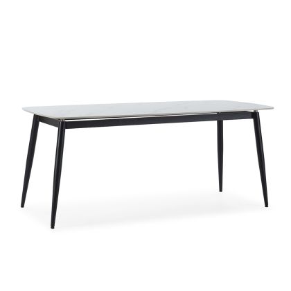 Mesa de comedor de diseño moderno con sobre en porcelánico efecto mármol blanco y patas de metal negro.