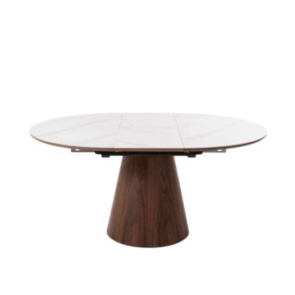 Mesa de comedor extensible en chapa de nogal y sobre de porcelánico blanco.