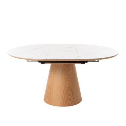 Mesa de comedor extensible en roble natural y sobre porcelánico blanco.