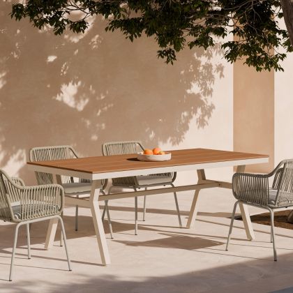 Mesa de exterior nórdica en polimadera natural y aluminio beige.