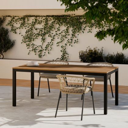 Mesa de comedor exterior nórdica en polimadera natural y aluminio negro.