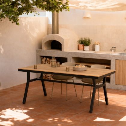 Mesa de exterior nórdica en polimadera natural y aluminio negro.