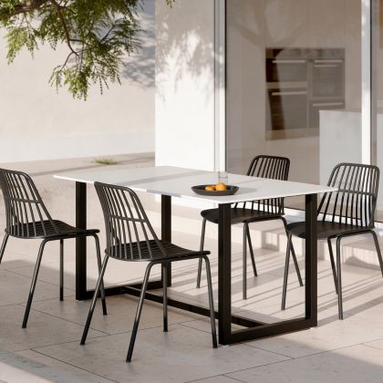 Mesa de comedor exterior moderna en porcelánico  blanco y acero galvanizado negro.