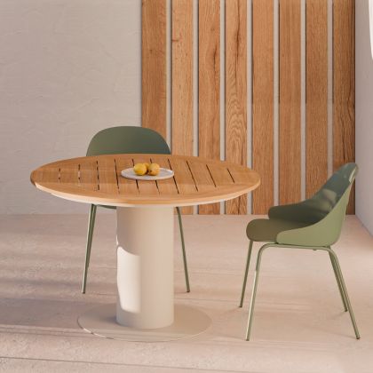 Mesa de comedor exterior nórdica en polimadera natural y acero galvanizado beige.
