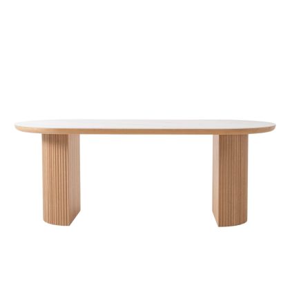Mesa de comedor en porcelánico blanco y roble natural.