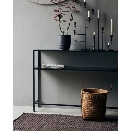 Mesa consola en acero negro.