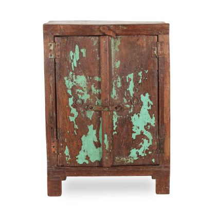 Mesita de noche vintage en madera natural con tonos verdes.