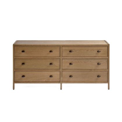 Cómoda mid-century en madera de roble natural patinado gris y tiradores metálicos.