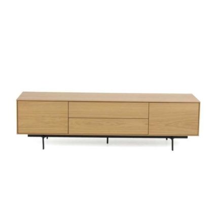 Mueble de TV en madera de roble natural y patas de metal negro.