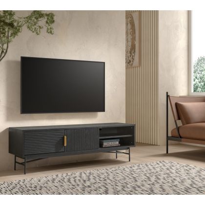 Mueble de TV en roble y metal negro con tiradores en dorado.