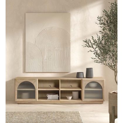 Mueble TV en madera maciza natural con puertas en forma de arco de cristal.