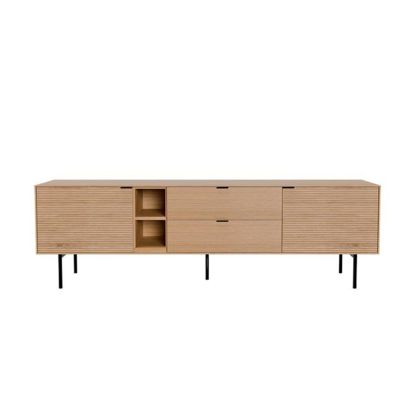 Mueble de TV nórdico en madera de roble y chapado de roble natural con tiradores y patas en metal negro.