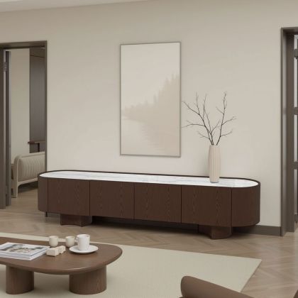 Mueble de TV en chapa de nogal y sobre de porcelánico blanco.