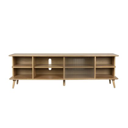 Mueble de TV en chapa de roble natural y puertas de cristal.
