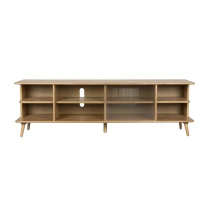 Mueble de TV en chapa de roble natural y puertas de cristal.