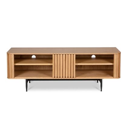 Mueble de TV en roble natural y patas de metal negro.