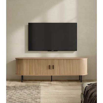 Mueble de TV en roble natural con detalles metálicos en negro.