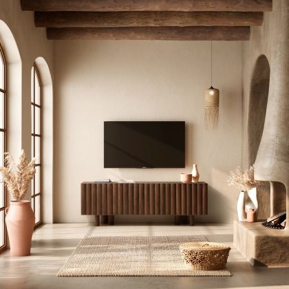 Mueble de TV en madera de mango marrón.