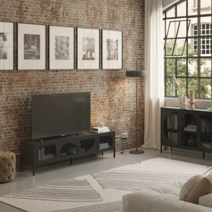 Mueble de TV en metal negro con 4 puertas.