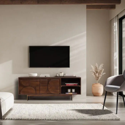 Mueble de TV en madera de mango marrón y patas metálicas en dorado.