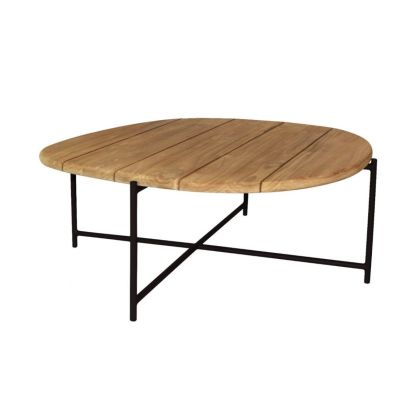 Mesa de centro industrial con sobre de madera de teca natural y patas de metal negro.