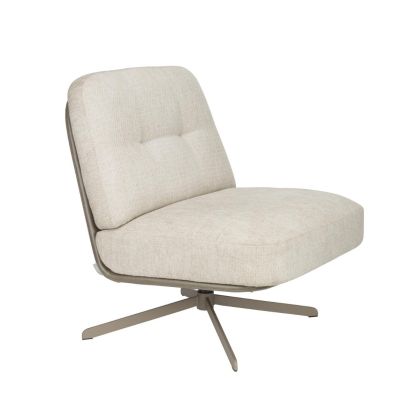 Sillón nórdico en hierro bronce tapizado en tela beige con detalles en piel sintética.