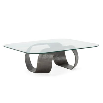 Mesa de centro contemporánea con sobre de cristal y base ondula de metal plomo envejecido.