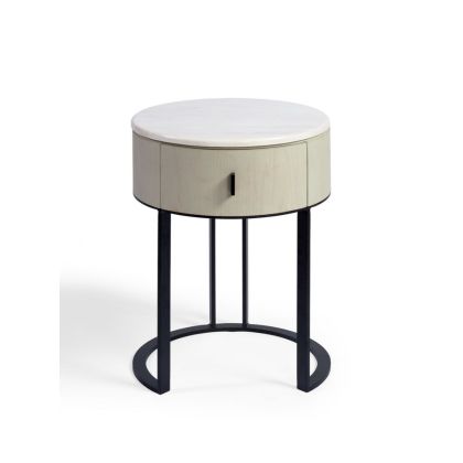 Mesita de noche de diseño moderno en madera grisácea, con sobre de piedra blanca y base de metal negro.